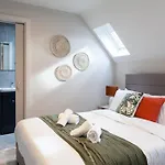 3-bed - Walk To Station - Ideal For Groups & Long Apartment *