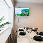 3-bed - Walk To Station - Ideal For Groups & Long Apartment
