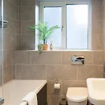 Apartment 3-bed - Walk To Station - Ideal For Groups & Long Leeds (West Yorkshire)