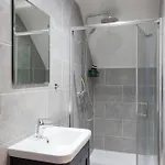 3-bed - Walk To Station - Ideal For Groups & Long *