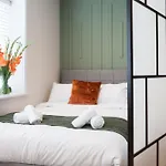 3-bed - Walk To Station - Ideal For Groups & Long Apartment