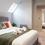 3-bed - Walk To Station - Ideal For Groups & Long Apartment *