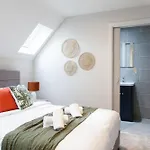 3-bed - Walk To Station - Ideal For Groups & Long