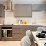 Apartment 3-bed - Walk To Station - Ideal For Groups & Long *