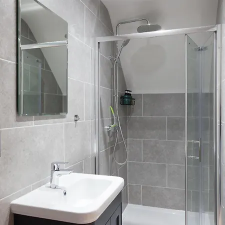 3-bed - Walk To Station - Ideal For Groups & Long *