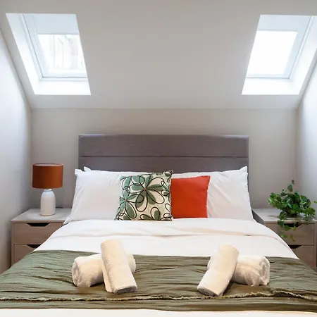 3-bed - Walk To Station - Ideal For Groups & Long * Leeds (West Yorkshire)