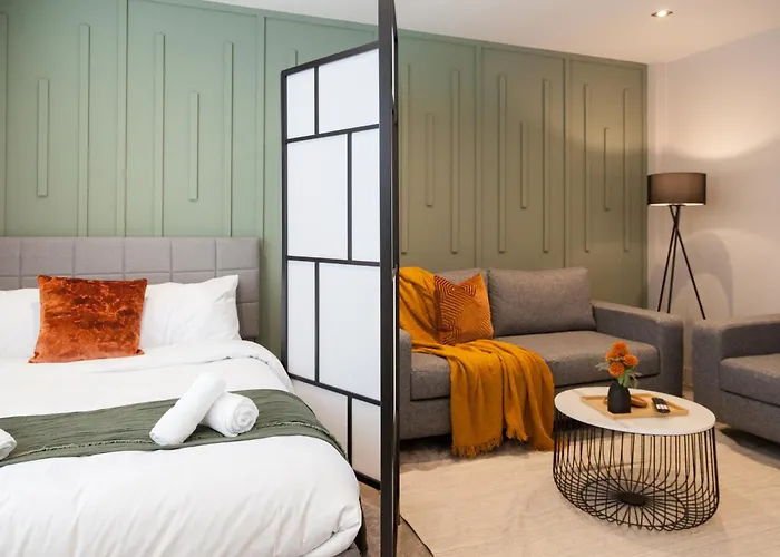 3-bed - Walk To Station - Ideal For Groups & Long Apartment