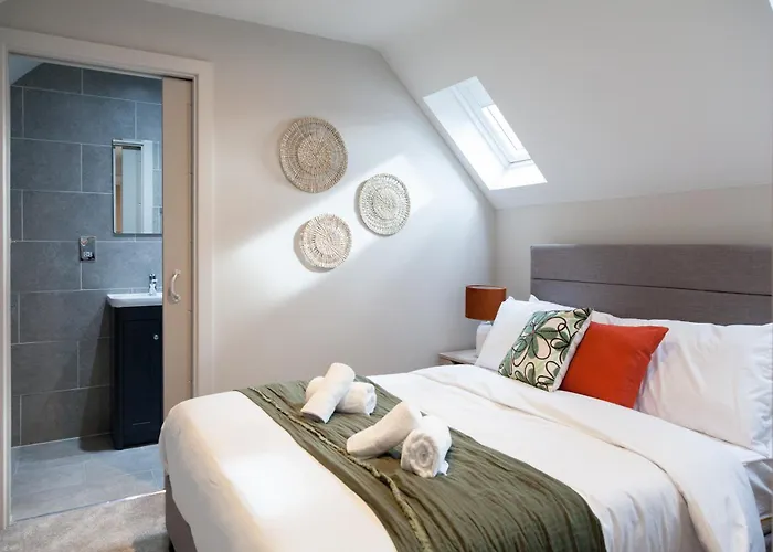 3-bed - Walk To Station - Ideal For Groups & Long Apartment *