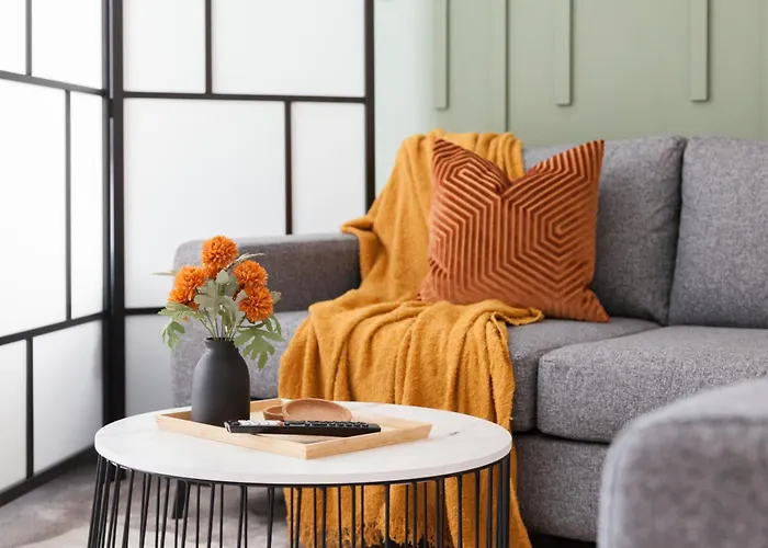 3-bed - Walk To Station - Ideal For Groups & Long