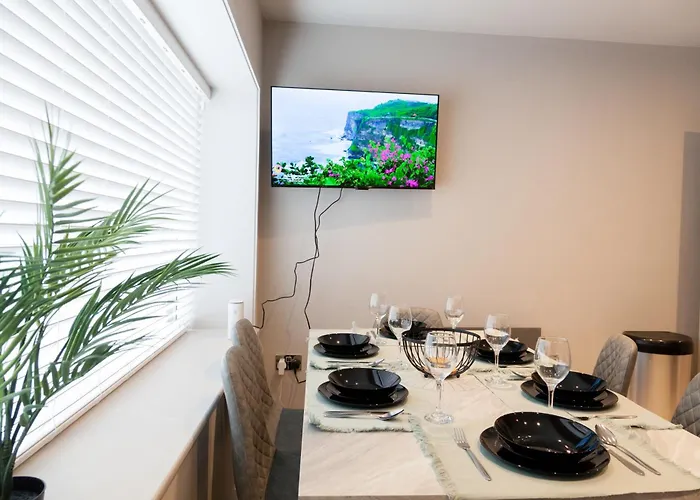 3-bed - Walk To Station - Ideal For Groups & Long Apartment