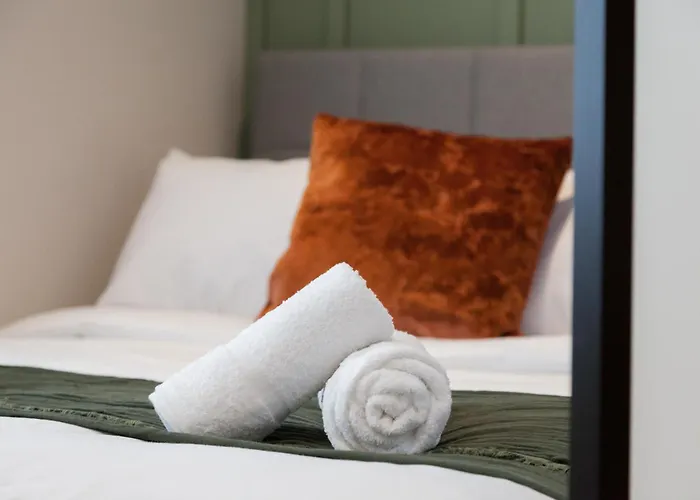 3-bed - Walk To Station - Ideal For Groups & Long * Leeds (West Yorkshire)