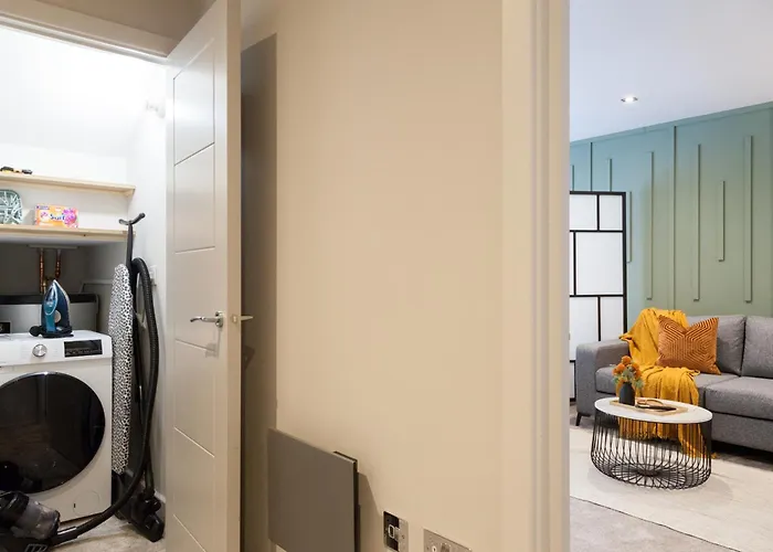 3-bed - Walk To Station - Ideal For Groups & Long