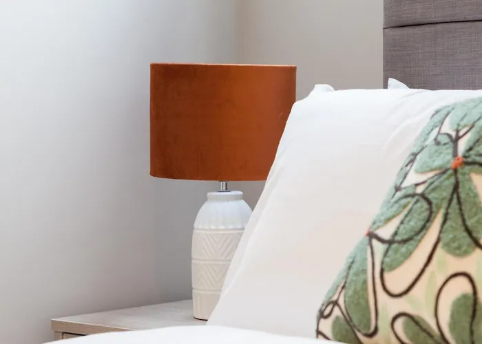 Apartment 3-bed - Walk To Station - Ideal For Groups & Long *