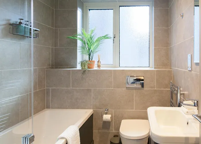 Apartment 3-bed - Walk To Station - Ideal For Groups & Long Leeds (West Yorkshire)