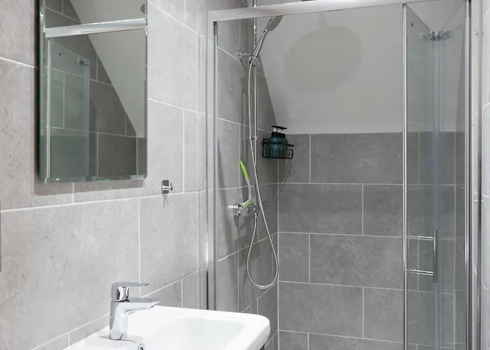 3-bed - Walk To Station - Ideal For Groups & Long *