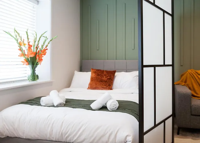 3-bed - Walk To Station - Ideal For Groups & Long Apartment