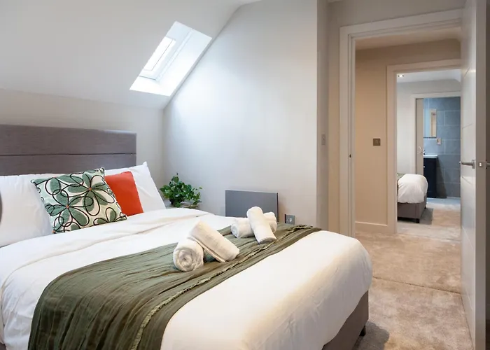 3-bed - Walk To Station - Ideal For Groups & Long Apartment *