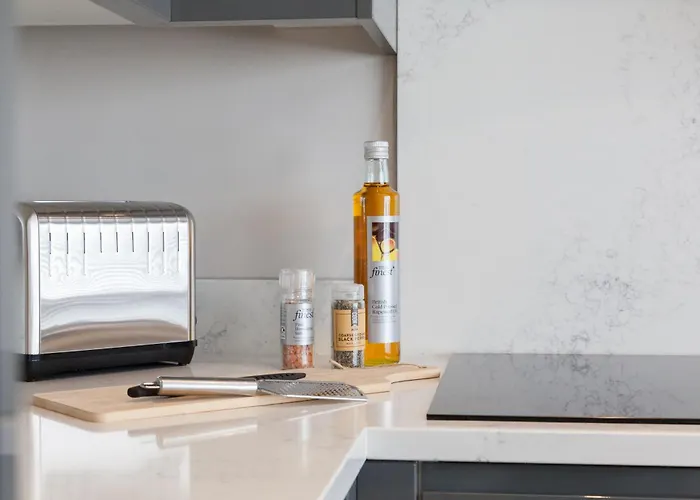 3-bed - Walk To Station - Ideal For Groups & Long * Leeds (West Yorkshire)