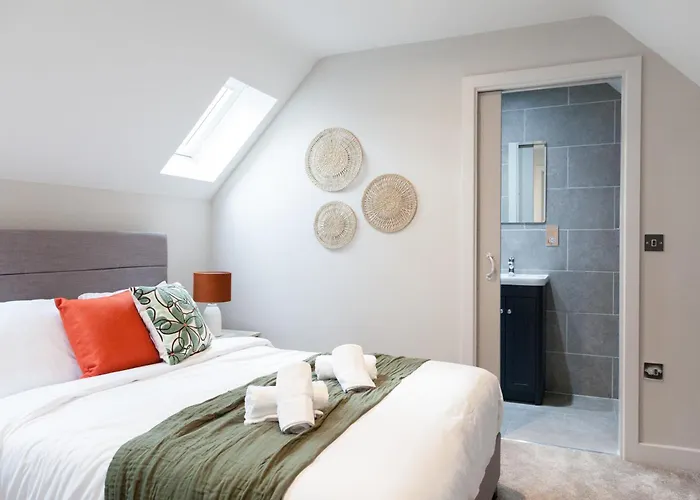 3-bed - Walk To Station - Ideal For Groups & Long