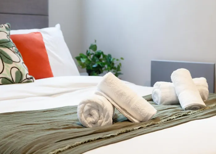 3-bed - Walk To Station - Ideal For Groups & Long Apartment