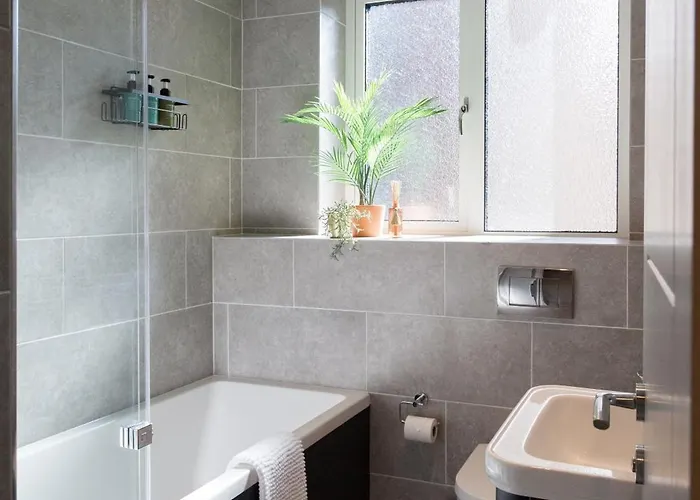 Apartment 3-bed - Walk To Station - Ideal For Groups & Long