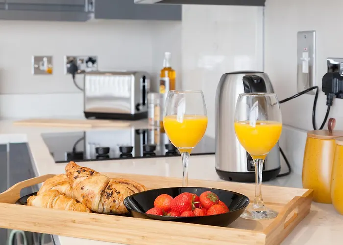 3-bed - Walk To Station - Ideal For Groups & Long Apartment *