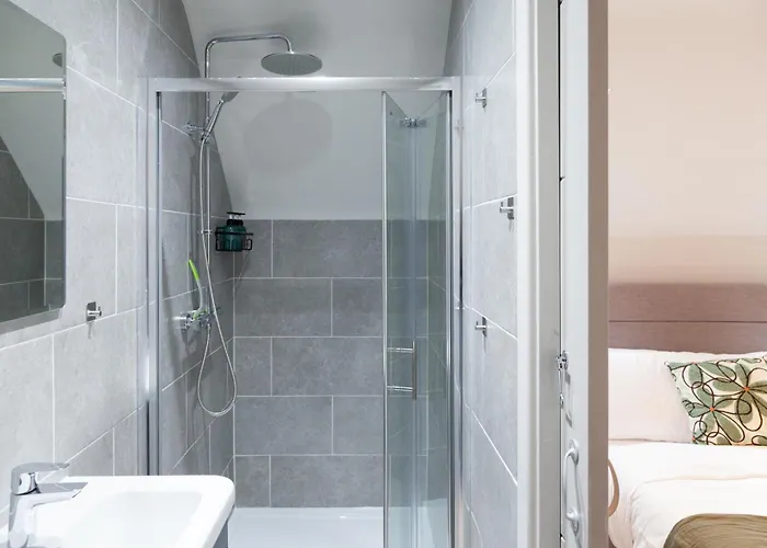 Apartment 3-bed - Walk To Station - Ideal For Groups & Long *