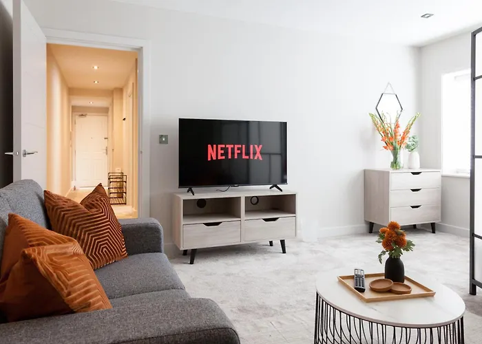 3-bed - Walk To Station - Ideal For Groups & Long Apartment