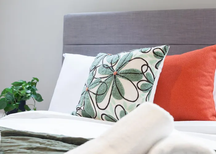 Apartment 3-bed - Walk To Station - Ideal For Groups & Long