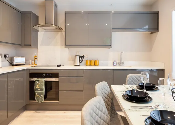 Apartment 3-bed - Walk To Station - Ideal For Groups & Long *