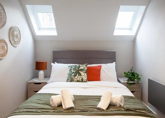 3-bed - Walk To Station - Ideal For Groups & Long * Leeds (West Yorkshire)