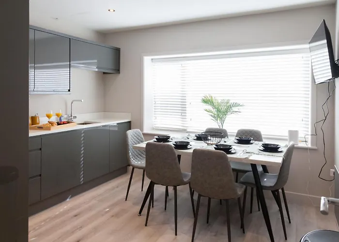 3-bed - Walk To Station - Ideal For Groups & Long Apartment *