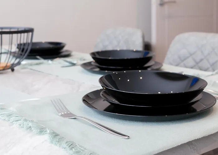 3-bed - Walk To Station - Ideal For Groups & Long *