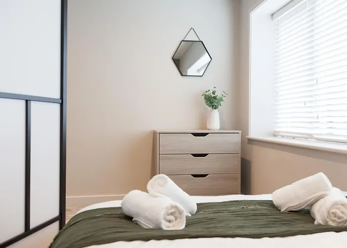 3-bed - Walk To Station - Ideal For Groups & Long *