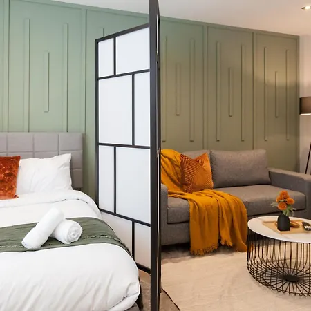 3-bed - Walk To Station - Ideal For Groups & Long Apartmán