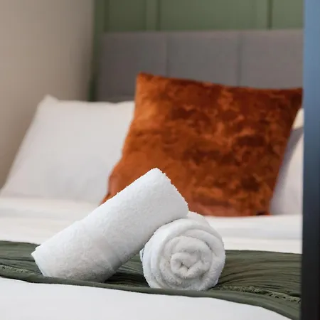 2-3 Bedroom Apartment- Long Term Rates- Contractors-professionals * Лидс