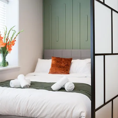 3-bed - Walk To Station - Ideal For Groups & Long Apartmán