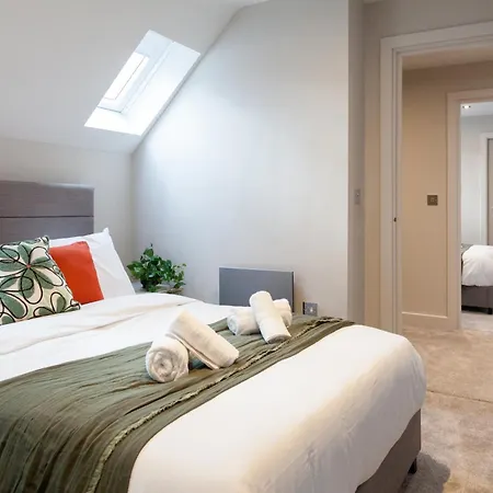 3-bed - Walk To Station - Ideal For Groups & Long Apartmán *