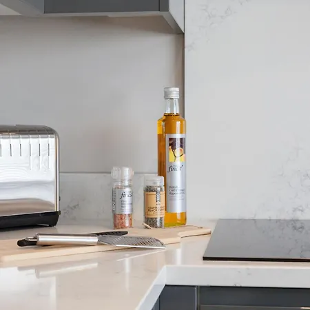 2-3 Bedroom Apartment- Long Term Rates- Contractors-professionals * Лидс