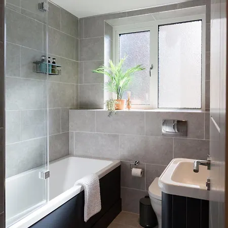 Апартаменты 2-3 Bedroom Apartment- Long Term Rates- Contractors-professionals