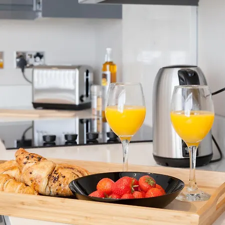 3-bed - Walk To Station - Ideal For Groups & Long Apartmán *