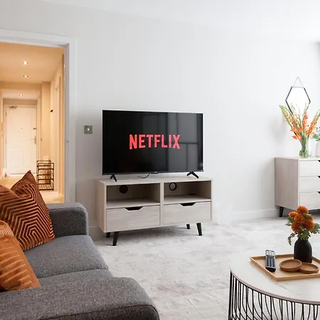 3-bed - Walk To Station - Ideal For Groups & Long Apartmán