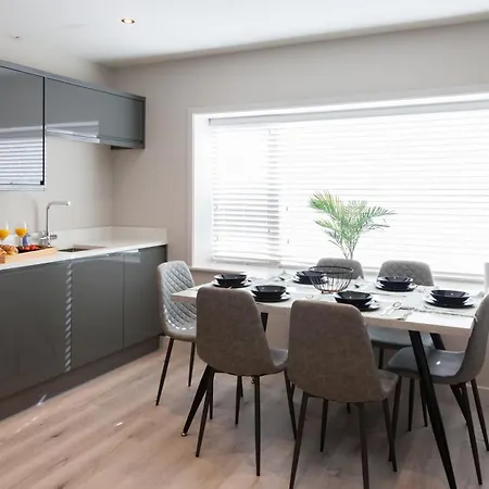 3-bed - Walk To Station - Ideal For Groups & Long Apartmán *